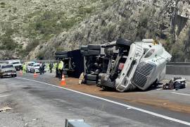 El tráiler transportaba recubrimientos plásticos para autos, cuyo desplazamiento provocó la pérdida de control del vehículo.