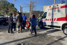 Paramédicos de Ramos Arizpe brindaron atención a los motociclistas lesionados, quienes permanecieron en el sitio a la espera de las aseguradoras.