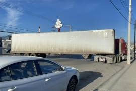 La maniobra en ‘U’ quedó inconclusa cuando el tráiler se apagó a mitad de la vialidad, bloqueando por completo el paso.