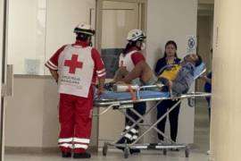 Paramédicos de la Cruz Roja atendieron al hombre y lo trasladaron de urgencia al Hospital General.