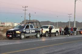 La camioneta terminó volcada sobre la terracería tras el accidente en la carretera a Monclova.