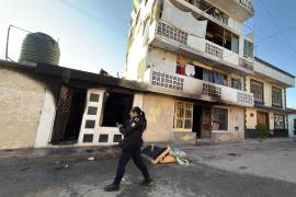 Elementos del Grupo de Reacción Sureste auxiliaron a una madre y a sus dos hijos que quedaron atrapados en el segundo piso de un edificio de departamentos mientras el humo y las llamas se propagaban durante el incendio.