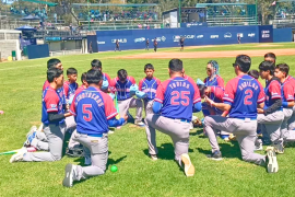 Los peloteros de Ojo de Agua celebran su clasificación a la ronda de los cuatro mejores del torneo infantil que se disputa en San Luis Potosí.