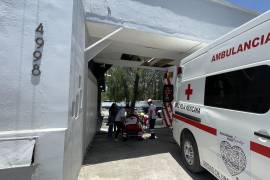 De acuerdo con la atención médica inicial, el joven presentó una fractura en el tobillo izquierdo luego de caer desde una altura aproximada de tres metros durante las labores de trabajo.