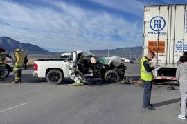 La camioneta Chevrolet Silverado sufrió daños severos tras chocar contra la parte trasera del tráiler en la carretera a Derramadero.