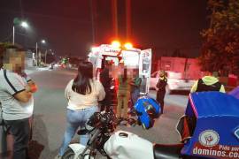 Paramédicos de la Cruz Roja atendieron al motociclista, quien presentaba una posible fractura de cadera.