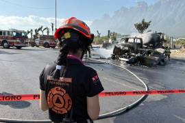 Una aparente falla mecánica de una revolvedora provocó un choque múltiple e incendio en García, Nuevo León, con saldo de una mujer muerta y un herido.