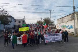 Ex obreros de AHMSA marchan en Monclova con pancartas exigiendo el pago de salarios caídos y finiquitos.