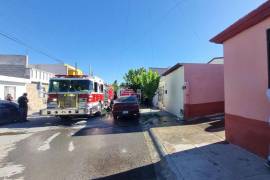 Elementos del Cuerpo de Bomberos de Saltillo acudieron para atender la contingencia y descartar riesgos.