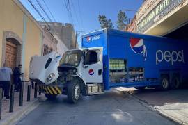 El camión golpeó una banqueta y un tubo de seguridad luego de quedarse sin embrague.