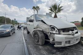 El vehículo presentó daños en la parte frontal tras el accidente registrado a la altura de la colonia La Salle.