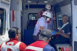 Paramédicos de la Cruz Roja brindaron atención a Bernardino ¨N¨, quien presentó una probable fractura de clavícula luego del accidente ocurrido la tarde de este martes.