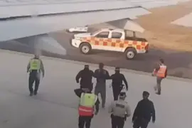 Una situación se salió de control en el Aeropuerto Internacional de Guadalajara, cuando un hombre ingresó a la pista y se colocó junto a una aeronave.