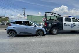 La colisión ocurrió cuando un joven conductor no logró detener su marcha a tiempo y terminó impactando una unidad oficial que se encontraba detenida detrás de otro vehículo debido al tráfico.
