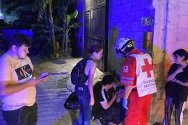Paramédicos de la Cruz Roja trasladaron al joven al Hospital General debido a la gravedad de la lesión.