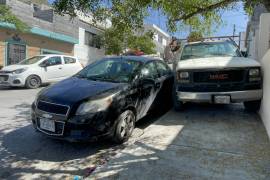 El camión se detuvo con un auto y la pared