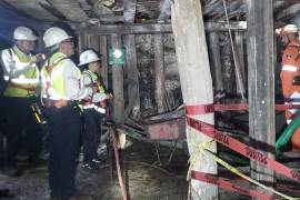 La directora de la CFE, Emilia Calleja Alor, supervisa las tareas de rescate en la mina Pasta de Conchos, donde más de 60 mineros quedaron atrapados en 2006.