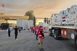 Un camión llega al lado egipcio del paso fronterizo de Rafah, para pasar la inspección de las autoridades israelíes antes de entrar a la Franja de Gaza. FOTO: