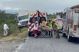 Elementos de Protección Civil y Cruz Roja atendieron al menor de 7 años, quien fue trasladado en estado delicado al Hospital Materno Infantil de Saltillo.