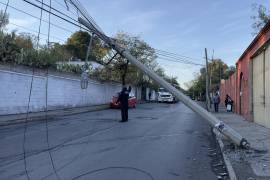 Personal de la Policía Municipal de Tránsito abanderando el área para evitar más accidentes.