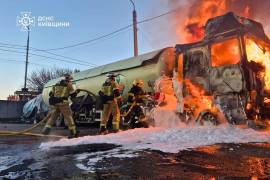En esta imagen de archivo proporcionada por el Servicio Ucraniano de Emergencias, personal de emergencias trabaja para extinguir un incendio tras un dron de ataque ruso en la región de Kiev, Ucrania.