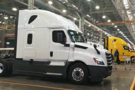 La planta de Freightliner en Coahuila opera con una reducción de 45 por ciento en su producción debido a la menor demanda de vehículos pesados en Estados Unidos.