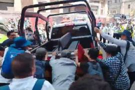 Decenas de manifestantes avanzaban rumbo a la plancha del Zócalo cuando se generó el altercado.