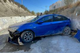 El Chevrolet Cavalier quedó atrapado en el arroyo entre las colonias Escorial y Mirador, sin causar daños graves a los ocupantes.