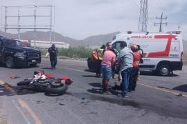 El motociclista fue atendido por paramédicos después del accidente, mostrando signos de lesiones pero consciente y estable.