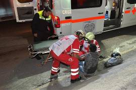 Paramédicos de la Cruz Roja brindaron atención prehospitalaria al joven motociclista que resultó herido tras ser embestido por un automóvil Renault a la altura de la Línea Verde, en el sector sur de Saltillo.