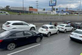 Cuatro vehículos se vieron involucrados en un accidente registrado sobre el periférico Luis Echeverría Álvarez, generando la movilización de autoridades municipales para atender la emergencia.