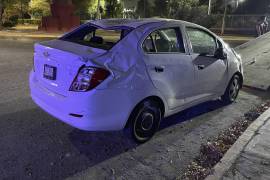 La unidad terminó volcada sobre la banqueta tras perder el control en una curva.