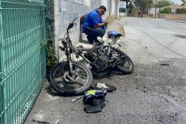 De acuerdo con los primeros reportes, una posible fuga de combustible habría originado el incendio que destruyó la motocicleta sobre calles de la colonia Río Bravo.