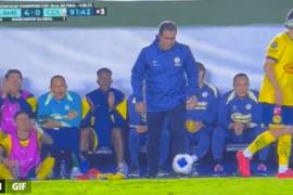 Los jugadores del América no pueden evitar aplaudir el gesto técnico del entrenador.