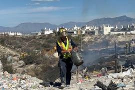 Tres familias perdieron sus hogares tras un incendio que arrasó con sus tejabanes en la colonia María de León, al sur de Saltillo.