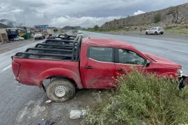 De acuerdo con los primeros reportes, el conductor perdió el control del vehículo cuando circulaba con dirección de Saltillo hacia Torreón, provocando que abandonara el carril de circulación y volcara sobre el área divisoria de la vía.