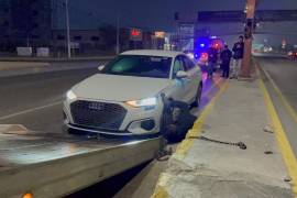 Elementos de Tránsito Municipal acudieron de inmediato al lugar del accidente para abanderar el área y prevenir más percances.