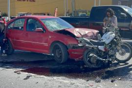 El accidente ocurrió cuando la motocicleta de Braulio fue golpeada por detrás mientras esperaba el semáforo.