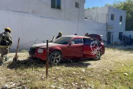 El fuego logró extenderse hacia el interior del automóvil, alcanzando los asientos, pero fue controlado a tiempo por el dueño con apoyo de vecinos.