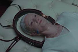 Brandon Cronenberg, hijo del legendario David Cronenberg, realiza su segunda película y decidió estrenarla en plena pandemia.