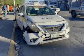 El Nissan Versa de alquiler sufrió daños considerables tras el impacto en el cruce de Huizache y bulevar Teresitas.