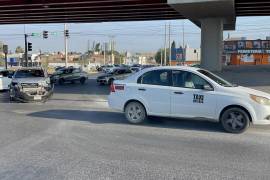 Las dos unidades quedaron atravesadas en el cruce, generando un fuerte congestionamiento vehicular.