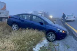 El Nissan Versa quedó varado en la zanja pluvial del camellón central tras intentar un retorno no habilitado.