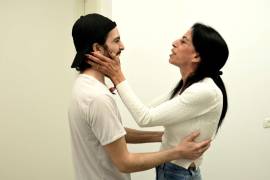 Matan Zangauker se reúne con su madre en el punto de recepción inicial después de ser liberado de Hamás, en Israel.