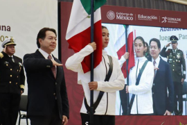 Ángela Ruiz Rosales, originaria de Coahuila, recibe el lábaro patrio como una de las abanderadas de la delegación mexicana rumbo a Asunción 2025.