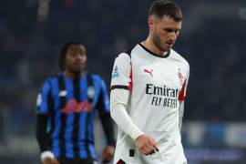 Santiago Giménez no ha tenido la mejor actuación de su vida con el club rossonero, además de que una lesión lo marginó de las canchas.