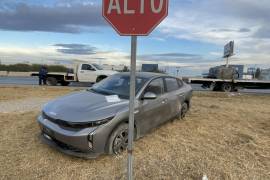 La conductora resultó ilesa y recibió apoyo de un familiar mientras la aseguradora tomaba conocimiento del accidente.