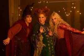 Kathy Najimy, Bette Midler y Sarah Jessica Parker como las brujas Winifred, Sarah y Mary.