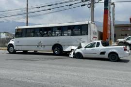 El impacto provocó que el vehículo particular quedara parcialmente debajo de la unidad de transporte, lo que generó la movilización de cuerpos de auxilio y elementos de tránsito en la zona.
