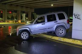 La camioneta salió de la vialidad y terminó debajo del puente vehicular tras perder el control.